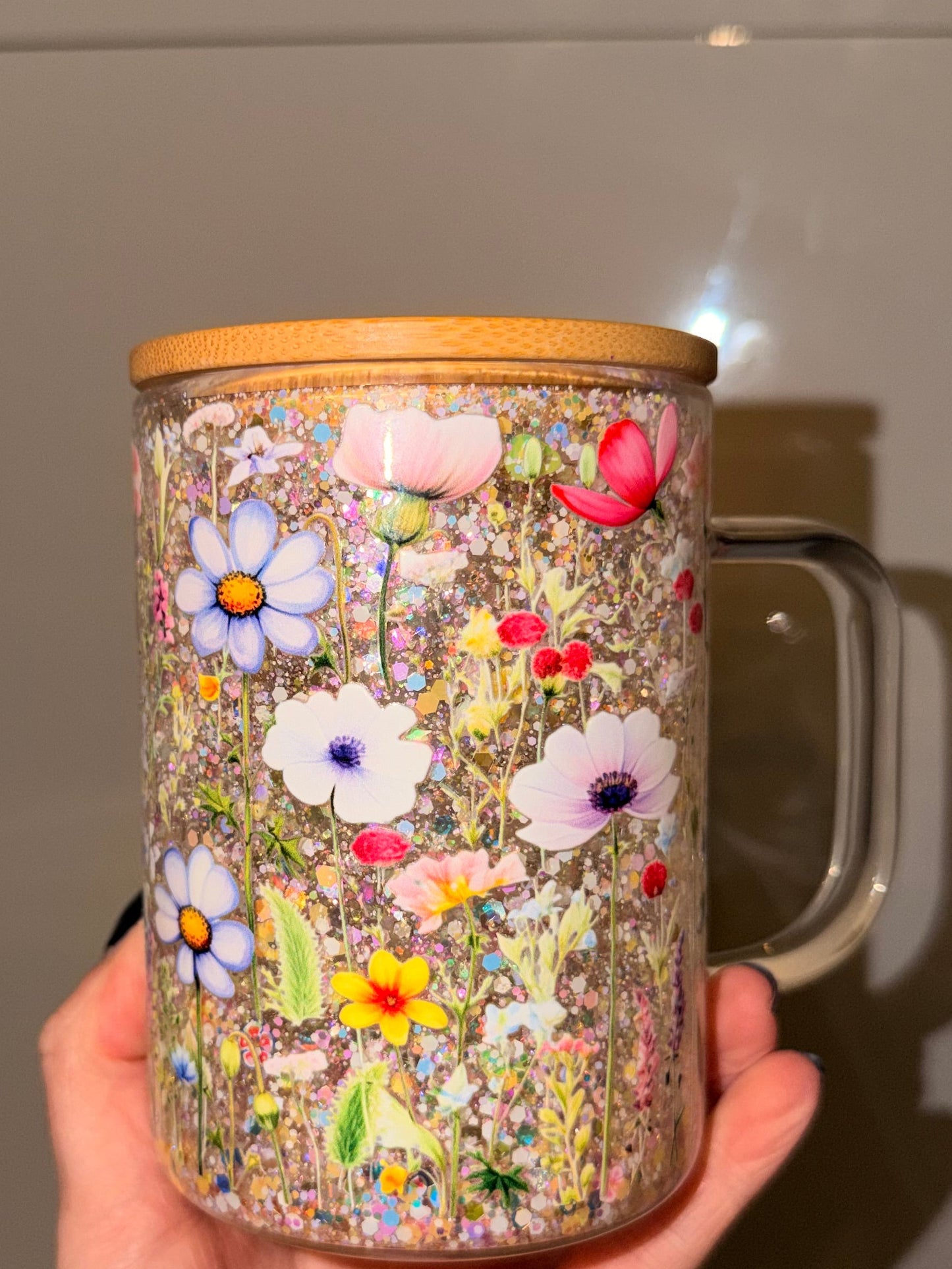 Floral glitter snowglobe - Glass mug with bamboo lid